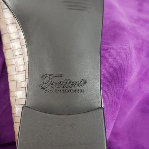 Trotters Beige Leather Upper Slide On Shoes - Picture 6 of 8